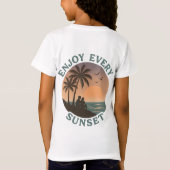 "Genießen Sie jeden Sonnenuntergang - Retro Beach" T-Shirt (Rückseite)