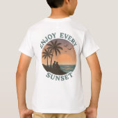 "Genießen Sie jeden Sonnenuntergang - Retro Beach" T-Shirt (Rückseite)