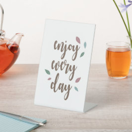 Genießen Sie jeden Tag Federmotivation quot Sockelschild