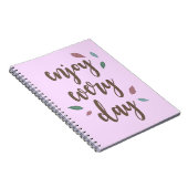 Genießen Sie jeden Tag Fether Motivation Text Notizblock (Rechte Seite)