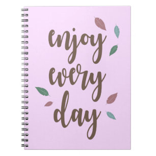 Genießen Sie jeden Tag Fether Motivation Text Notizblock