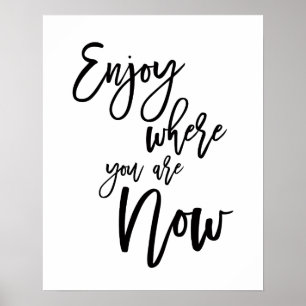 Genießen Sie, wo Sie jetzt sind Inspirationszitat Poster