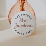 GENNA | Niedliche Rose Gold Script Future Mrs. Button<br><div class="desc">Dieses Button-Button enthält einen Schriftart mit einer niedlichen Rose, in dem Goldskript mit dem Wortlaut "Zukünftige Roten Kreuz" geschrieben wird. Editieren Sie einfach alle Texte und Farben, um Ihren Veranstaltungsstil anzupassen. Dieser Knopf ist perfekt für ein Brautparty oder Bachelorette Wochenende Party - ein tolles Geschenk für die Braut zu sein....</div>