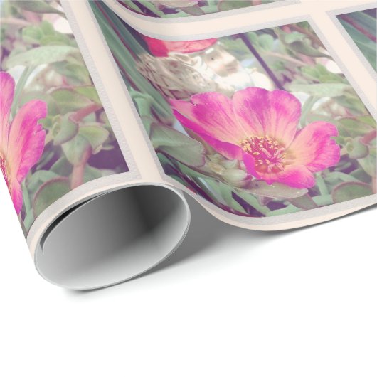 Genom und eine Hübsche rosa Blume Geschenkpapier (Rolleneckpunkt)