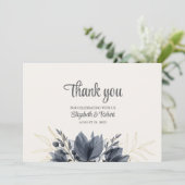 Gentle Gray Blume Wedding Dankeskarte (Stehend Vorderseite)