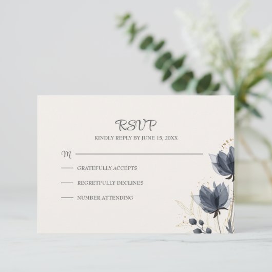 Gentle Gray Blume Wedding RSVP Card Dankeskarte (Stehend Vorderseite)