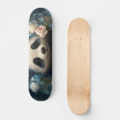 Gentle Panda Bear zwischen Dschungel-Rose Skateboard (Vorderseite)