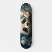 Gentle Panda Bear zwischen Dschungel-Rose Skateboard (Vorne)