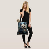 Gentle Panda Bear zwischen Dschungel-Rose Tasche (Am Model)