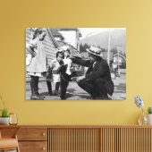 Gentleman and Kids Playing with Bären Cube On Leas Leinwanddruck (Insitu (Wohnzimmer))