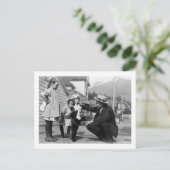 Gentleman and Kids Playing with Bären Cube On Leas Postkarte (Stehend Vorderseite)