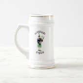 Gentleman Bagpiper in Green Kilt Bierglas (Links)
