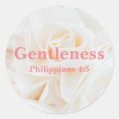 Gentleness Bible Verse mit eleganter weißer Rose Runder Aufkleber (Vorderseite)