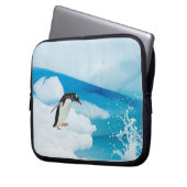 Gentoo Pinguin, Pygoscelis Papua, springt ab Laptopschutzhülle (Vorderseite Links)
