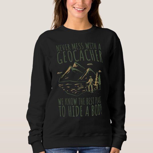 Geocaching Compass Jäger Cache nie mehr mit Sweatshirt (Vorderseite)