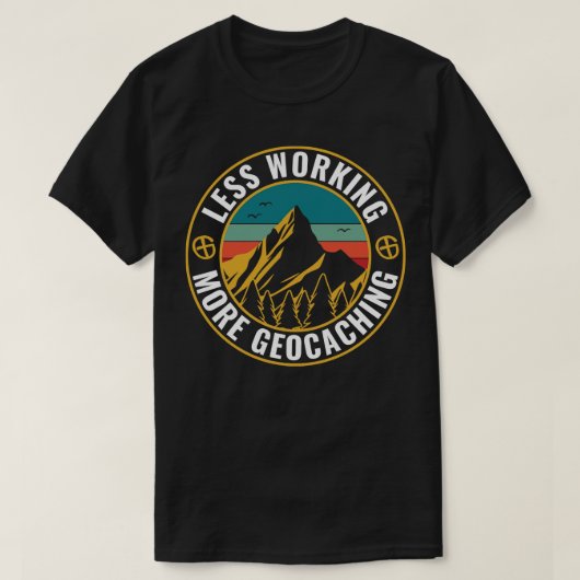 Geocaching Funny Geocacher weniger arbeiten mehr G T-Shirt (Design vorne)