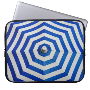 Geöffnet gestreifter Regenschirm Laptopschutzhülle