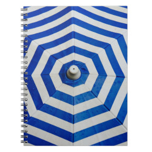 Geöffnet gestreifter Regenschirm Notizblock