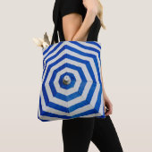 Geöffnet gestreifter Regenschirm Tasche (Von Nahem)