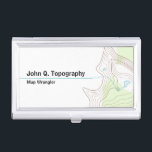 Geologe, Kartograf Topographische Karte Visitenkarten Dose<br><div class="desc">Dieses weiße Gehäuse für Visitenkarten ist mit einem Teil einer topografischen Karte auf der rechten Seite geschmückt, und Ihr Name und Ihr Titel auf dem links in schwarzem Text. Geben Sie einfach Ihre Daten in die Felder oben ein. Dieser Fall ist perfekt für Geografen, Geologen, Kartografen, Wanderer oder andere Arten...</div>