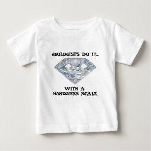 Geologen machen es... mit einer Härteskala Baby T-shirt
