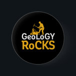 Geology Rocks Funny Geological Science Puns Button<br><div class="desc">Geologie-Steine. Funny Pun Design für diejenigen,  die Liebe,  Geologie zu studieren und Art von Felsen zu sammeln. Coole und humorvolle Ware für Geeks und Nerd der Erdwissenschaft. Ideal für Geologen,  Professoren der Uni und Studierende,  die Geologie studieren. Großartiges Weihnachtsgeschenk und Geburtstagsgeschenk für Familie und Freunde.</div>