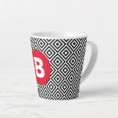 Geometric Black and White Pattern Red Monogram Milchtasse (Rechte Ecke)