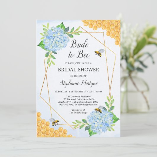 Geometric Blue Hydrangea Honey Bee Brautparty Einladung (Stehend Vorderseite)