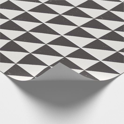 Geometric Distressed Black And Off-White Triangles Geschenkpapier (Ecke)