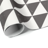 Geometric Distressed Black And Off-White Triangles Geschenkpapier (Rolleneckpunkt)