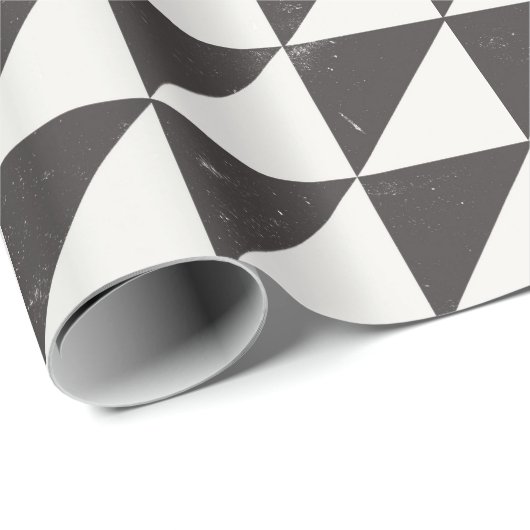 Geometric Distressed Black And Off-White Triangles Geschenkpapier (Rolleneckpunkt)