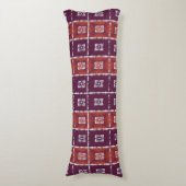 Geometric Ethnic Pattern Body Pillow – Burgundy Re Seitenschläferkissen (Vorderseite Vertikal)