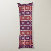 Geometric Ethnic Pattern Body Pillow – Burgundy Re Seitenschläferkissen (Rückseite (Vertikal))