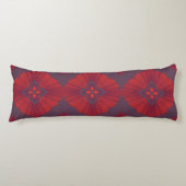 Geometric Ethnic Pattern Body Pillow – Burgundy Re Seitenschläferkissen (Vorderseite)