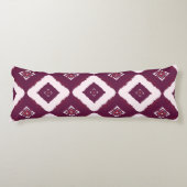 Geometric Ethnic Pattern Body Pillow – Burgundy Re Seitenschläferkissen (Vorderseite)