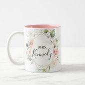 Geometric Gold Green Foliage Mrs. Newlywed Bride Zweifarbige Tasse (Links)