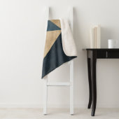 Geometric Pattern in Blues, Tans, and Rust Sherpadecke (Beispiel)