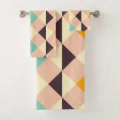 Geometric pattern overlapping diamonds & triangle badhandtuch set (Insitu)