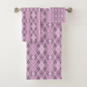 Geometric pattern retro pink diamonds badhandtuch set (Insitu)