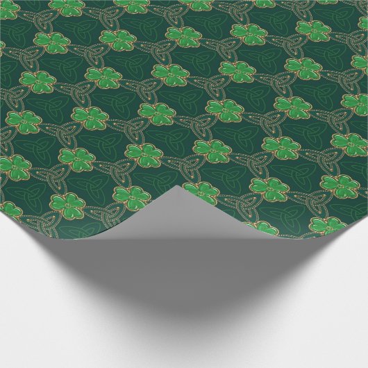 Geometric St Patricks day Celtic Triskele Kleeblat Geschenkpapier (Ecke)