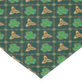 Geometric St Patricks day Celtic Triskele Kleeblat Tischdecke (Schrägansicht)