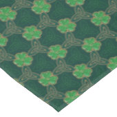 Geometric St Patricks day Celtic Triskele Kleeblat Tischdecke (Schrägansicht)