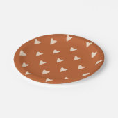 Geometrie in Liebe - Creme auf rotem Ocker - Muste Pappteller (Schrägansicht)