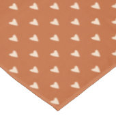 Geometrie in Liebe - Creme auf rotem Ocker - Muste Tischdecke (Schrägansicht)
