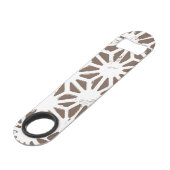 geometrisch braun-weiß speed flaschenöffner (Vorderseite Schrägansicht)