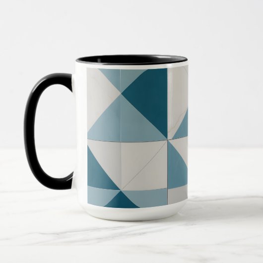 Geometrisch gestaltete Tasse (Links)