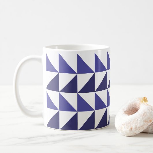 Geometrisch lila blaue geometrische Dreiecke Kaffeetasse (Mit Donut)