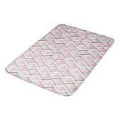 geometrisch rosa beige Muster Badematte (Schrägansicht)