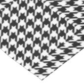 geometrisch Schwarz-weißes Hahnentrittmuster Tischdecke (Schrägansicht)