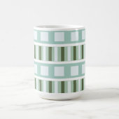 Geometrische aquamarine Streifen mit grünem Quadra Kaffeetasse (Mittel)